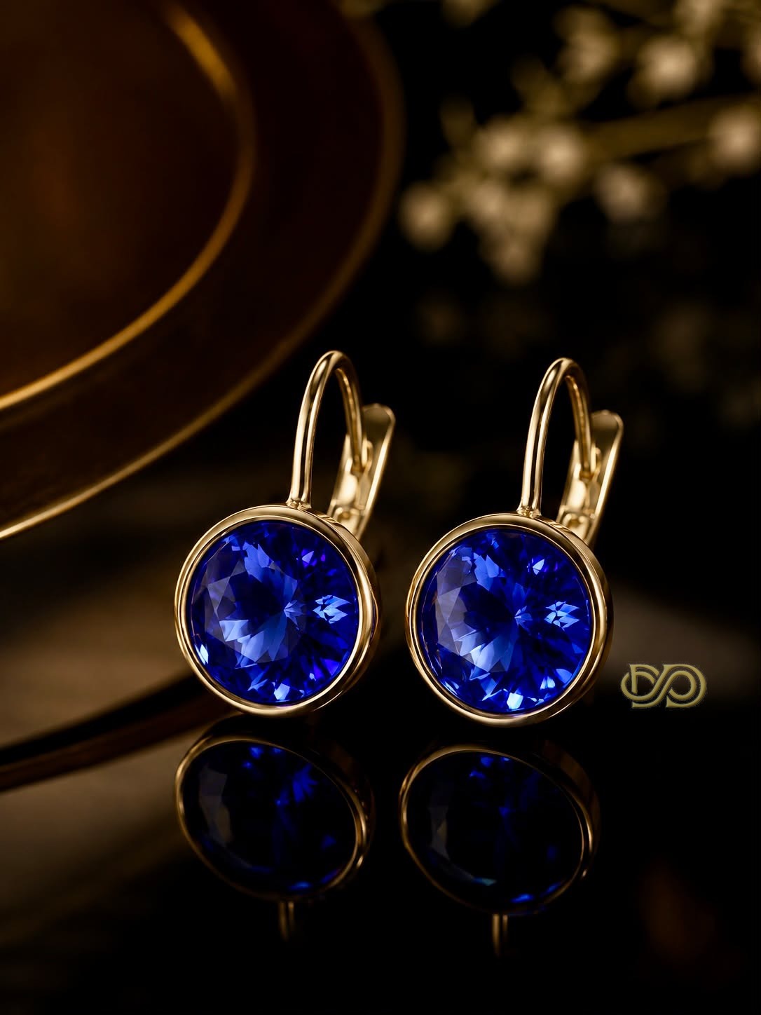 Pendientes de Lujo: Cristal Azul Profundo & Oro 18K