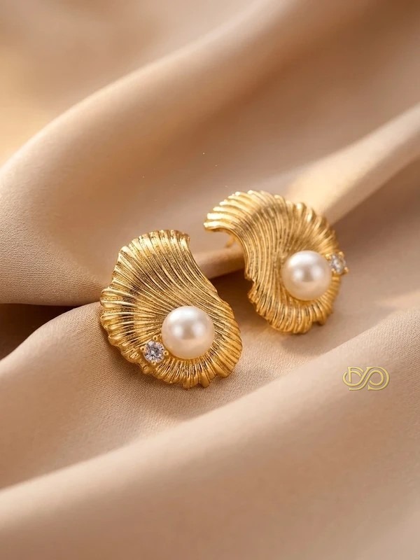 Pendientes de Diseño Concha, Chapados en Oro 14K y Perlas