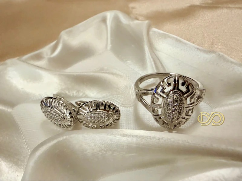 Conjunto Elegante Anillo y Pendientes Chapado en Platino Estilo Griego