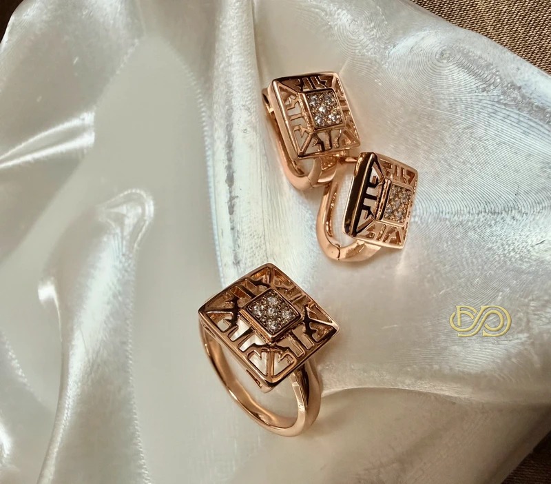 Conjunto Elegante Pendientes y Anillo Chapado en Oro 18K