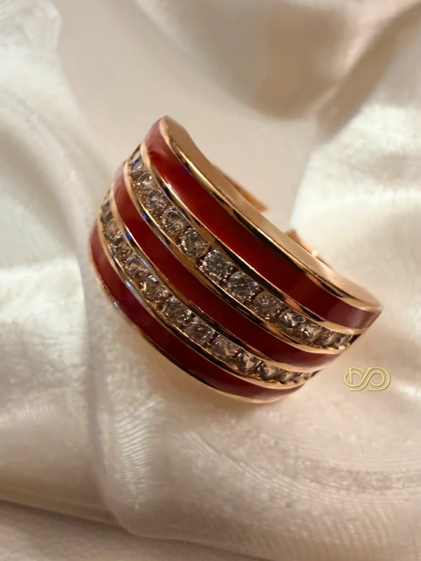 Anillo Ancho Chapado en Oro 18K con Esmalte Rojo y Cristales