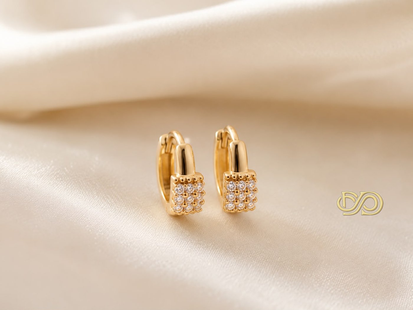 Pendientes Aro Pequeño con Circonitas Brillantes Chapados en Oro 18K