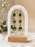 Pendientes largos con cristales verdes y perlas chapados en oro 14K