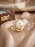 Anillo sofisticado con perla central y cristales – Chapado en Oro 14K