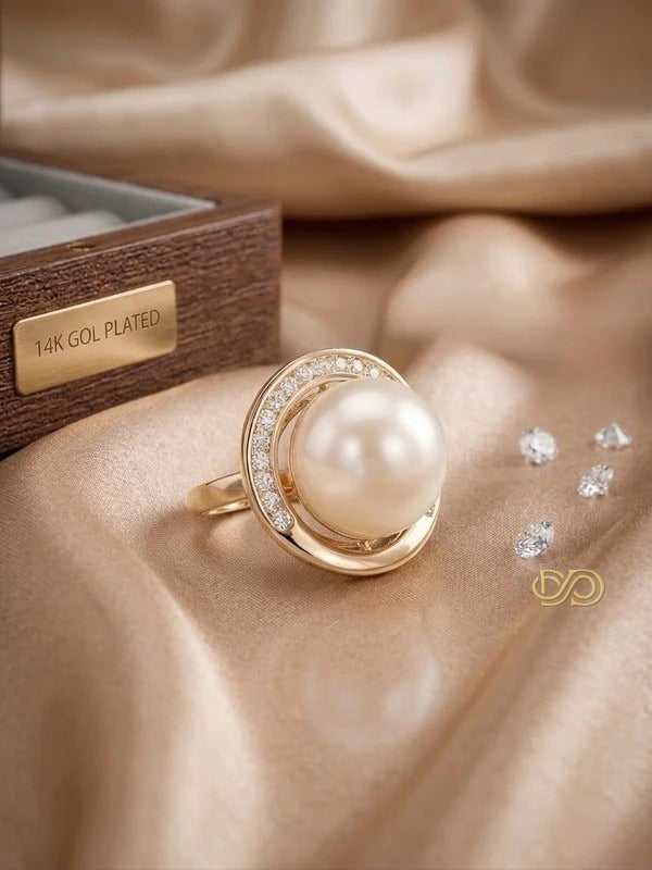 Anillo sofisticado con perla central y cristales – Chapado en Oro 14K
