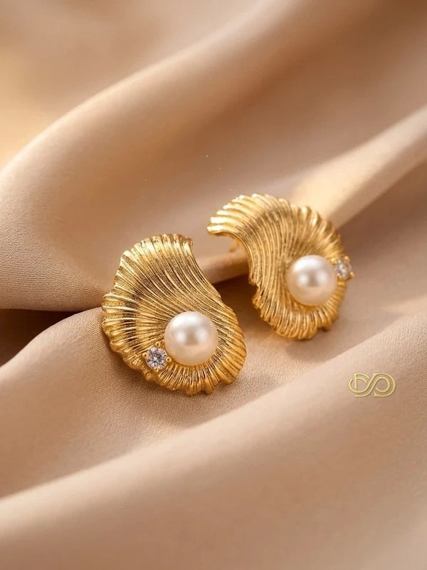Pendientes de Diseño Concha, Chapados en Oro 14K y Perlas